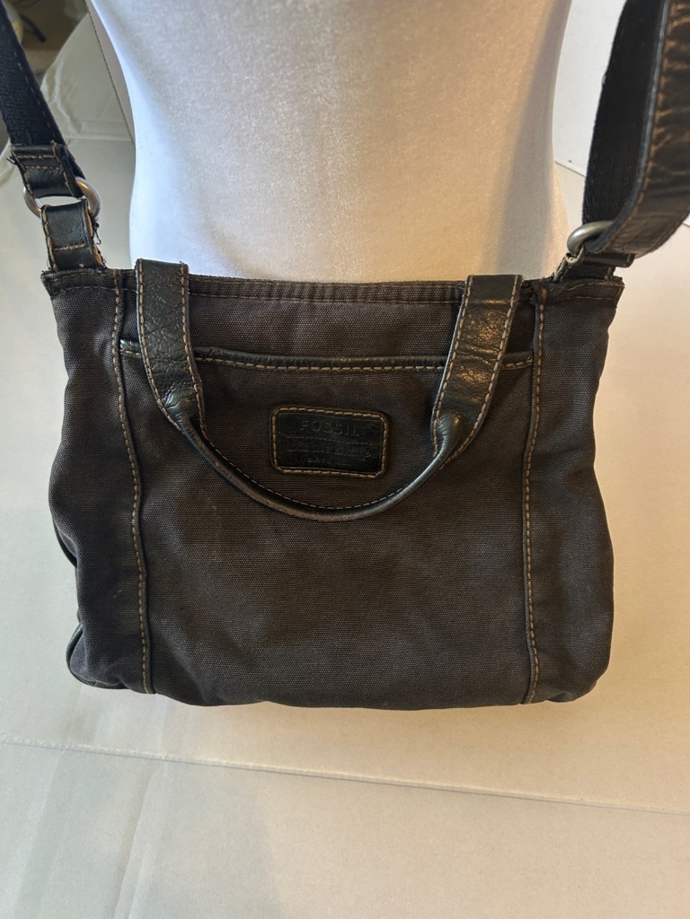 FOSSIL BLACK LEATHER & CANVIS MESSAGER CROSSBODY FLAP CLOSURE BAG